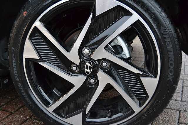 Hyundai i10 1.0 PREMIUM, IMMACULATE CAR INC SAT NAV, CAMERA, HEATED SEATS & STEERING WHEEL