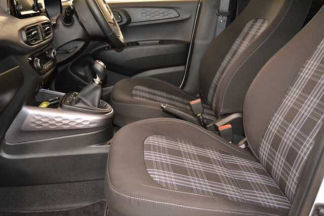 Hyundai i10 1.0 PREMIUM, IMMACULATE CAR INC SAT NAV, CAMERA, HEATED SEATS & STEERING WHEEL