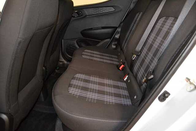 Hyundai i10 1.0 PREMIUM, IMMACULATE CAR INC SAT NAV, CAMERA, HEATED SEATS & STEERING WHEEL