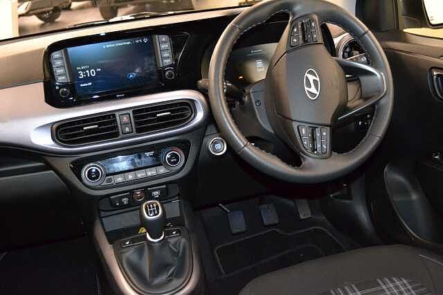 Hyundai i10 1.0 PREMIUM, IMMACULATE CAR INC SAT NAV, CAMERA, HEATED SEATS & STEERING WHEEL