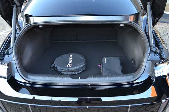 Hyundai IONIQ 6 ULTIMATE 77KWH AUTO,SAVE BIG ON THIS LITERALLY LIKE NEW CAR & ONLY 134 MILES