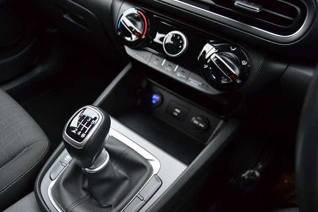 Hyundai KONA 1.0 TGDI SE CONNECT, SUPERB CONDITON WITH CAMERA AND CARPLAY