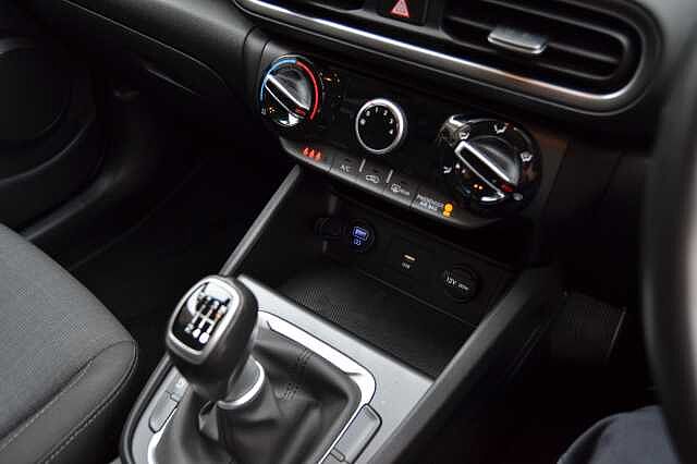 Hyundai KONA 1.0 TGDI SE CONNECT, SUPERB EXAMPLE