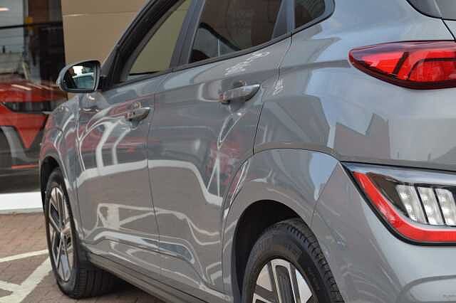 Hyundai KONA 39KWH PREMIUM AUTO, FIRST CLASS EXAMPLE OF THIS BEST SELLER, ONLY 16,483 MILES