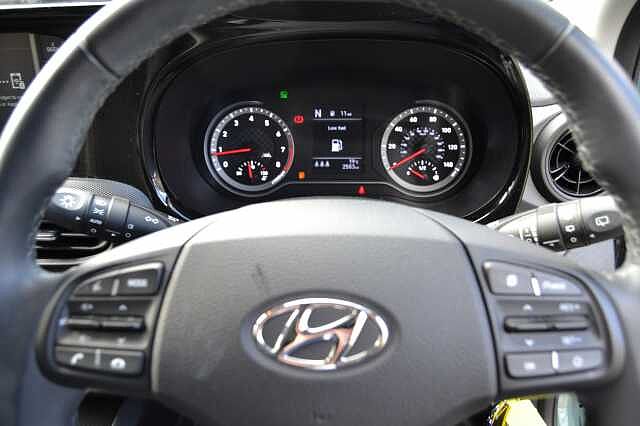Hyundai i10 1.0 SE CONNECT AUTO, FULL SERVICE HISTORY ONLY 3582 MILES